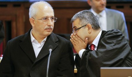 Der Angeklagte Muhammed Taha Gergerlioglu (links) und sein Verte... Der Angeklagte Muhammed Taha Gergerlioglu (links) und sein Verte...