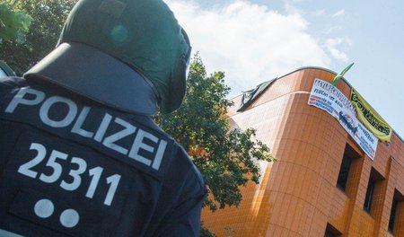 Flüchtlingsunterstützer im Visier: Für einige Stunden wurde ein ... Flüchtlingsunterstützer im Visier: Für einige Stunden wurde ein ...