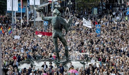 »Refugees welcome«: Rund 18.000 Menschen demonstrierten am Mittw... »Refugees welcome«: Rund 18.000 Menschen demonstrierten am Mittw...