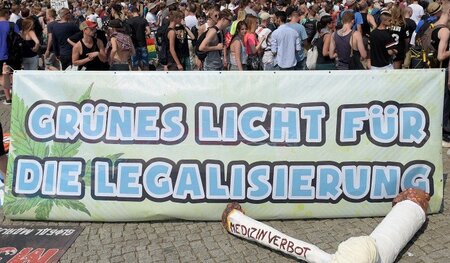 Jährlich findet in Berlin die »Hanfparade« statt, jeweils mit me... Jährlich findet in Berlin die »Hanfparade« statt, jeweils mit me...