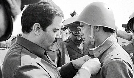 Afghanistans Präsident Mohammed Nadschibullah zeichnet 1986 eine... Afghanistans Präsident Mohammed Nadschibullah zeichnet 1986 eine...