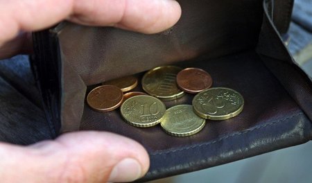 Alles wird teurer und es gibt nur fünf Euro mehr für Hartz-IV-Be... Alles wird teurer und es gibt nur fünf Euro mehr für Hartz-IV-Be...