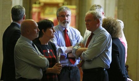 »Sehr ernste Situation«: Sinn-Féin-Präsident Gerry Adams (Mitte)...