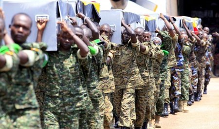 Ugandische Soldaten tragen die Särge ihrer in Janaale getöteten ... Ugandische Soldaten tragen die Särge ihrer in Janaale getöteten ...