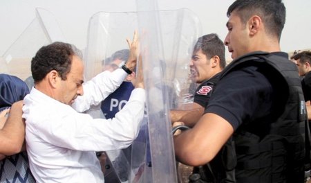 Türkische Polizisten stoppen den Abgeordneten Osman Baydemir bei...
