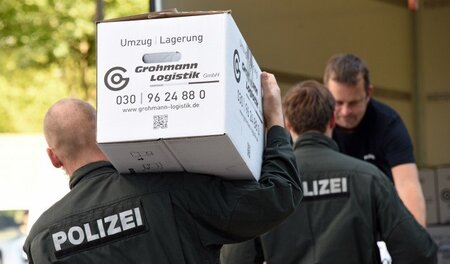Polizisten verluden am 9. September am K+S-Sitz in Kassel Kisten... Polizisten verluden am 9. September am K+S-Sitz in Kassel Kisten...