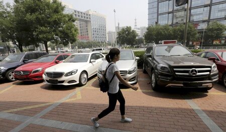 Schaustehen: Autos der Marke Mercedes Benz warten auf Käufer in ... Schaustehen: Autos der Marke Mercedes Benz warten auf Käufer in ...