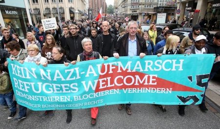 In Hamburg demonstrierten am Sonnabend mehr als 20.000 Menschen ...