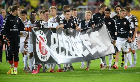 »Es reicht nicht, Banner hochzuhalten«, sagte St.-Pauli-Coach Ew... »Es reicht nicht, Banner hochzuhalten«, sagte St.-Pauli-Coach Ew...