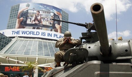 Soldat spielen. In vielen Ländern wird Panzerfahren als Freizeit... Soldat spielen. In vielen Ländern wird Panzerfahren als Freizeit...