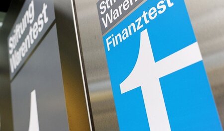 Logo am Eingang der Zentrale der Stiftung Warentest in Berlin Logo am Eingang der Zentrale der Stiftung Warentest in Berlin