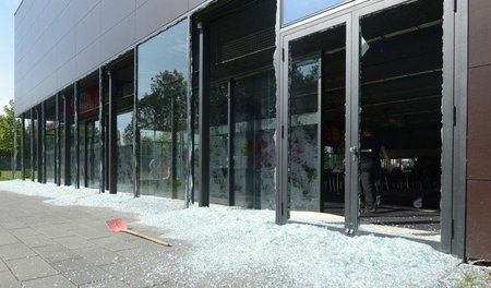 Spur der Verwüstung am Tagunsgebäude in Neukieritzsch: Sächsisch... Spur der Verwüstung am Tagunsgebäude in Neukieritzsch: Sächsisch...