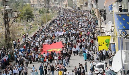 Trauer in Cizre: Zehntausende trugen am Sonntag die Toten der ve... Trauer in Cizre: Zehntausende trugen am Sonntag die Toten der ve...