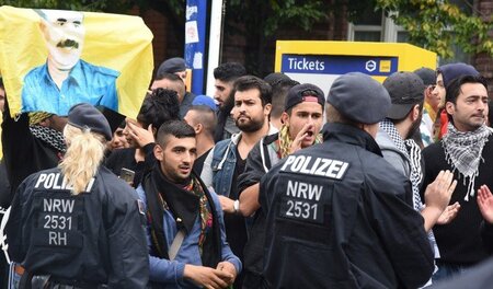 Polizisten umringten am Sonntag in Essen kurdische Demonstranten... Polizisten umringten am Sonntag in Essen kurdische Demonstranten...