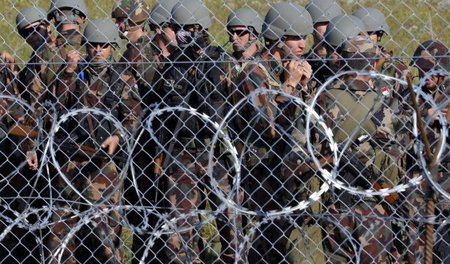 Ungarische Soldaten am Montag bei Roszke an der Grenze zu Serbie... Ungarische Soldaten am Montag bei Roszke an der Grenze zu Serbie...