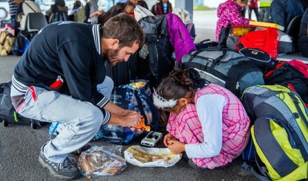 Flüchtlinge aus dem syrischen Homs und freiwillige Helfer im War... Flüchtlinge aus dem syrischen Homs und freiwillige Helfer im War...
