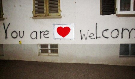 Willkommensgruß in Heilbronn: Rotes Herz statt »not« (11. Septem... Willkommensgruß in Heilbronn: Rotes Herz statt »not« (11. Septem...