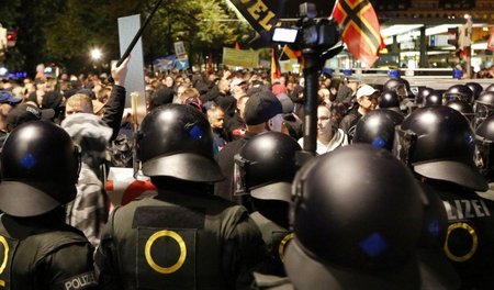 Hooligans des Leipziger Pegida-Ablegers lieferten sich am Montag... Hooligans des Leipziger Pegida-Ablegers lieferten sich am Montag...