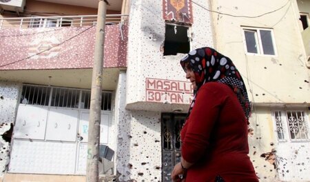 In den Straßen von Cizre sind die Spuren der Kämpfe deutlich zu ... In den Straßen von Cizre sind die Spuren der Kämpfe deutlich zu ...