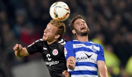 Nach diesem Duell mit Lennart Thy (l.) gab es keinen Strafstoß Nach diesem Duell mit Lennart Thy (l.) gab es keinen Strafstoß