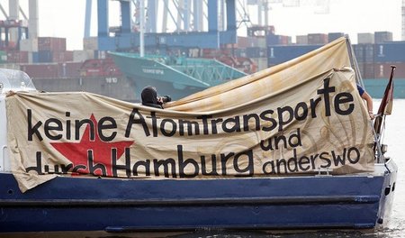 Anti-Atom-Proteste zu Land und zu Wasser. Letzteres 2011 auf der... Anti-Atom-Proteste zu Land und zu Wasser. Letzteres 2011 auf der...