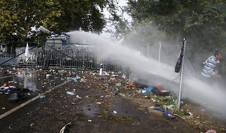 Repression gegen Flüchtlinge: Die ungarische Grenzpolizei schieß... Repression gegen Flüchtlinge: Die ungarische Grenzpolizei schieß...