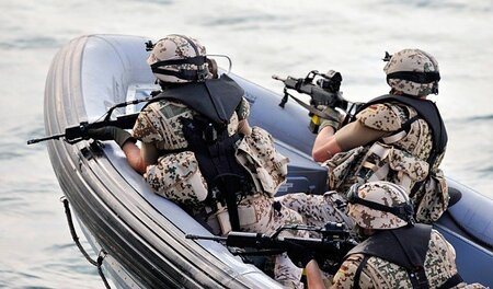 Deutsche Marinesoldaten der Fregatte »Karlsruhe« demonstrieren 2... Deutsche Marinesoldaten der Fregatte »Karlsruhe« demonstrieren 2...