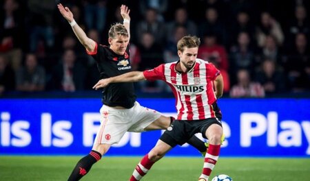 Mach mir die Effektivität: Schweinsteiger (l.) versucht Propper ... Mach mir die Effektivität: Schweinsteiger (l.) versucht Propper ...