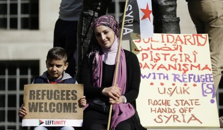 »Hände weg von Syrien« und »Flüchtlinge willkommen« forderten di... »Hände weg von Syrien« und »Flüchtlinge willkommen« forderten di...