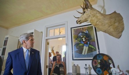 Kein Spiegel sondern ein Rehbock: US-Außenminister John Kerry am... Kein Spiegel sondern ein Rehbock: US-Außenminister John Kerry am...