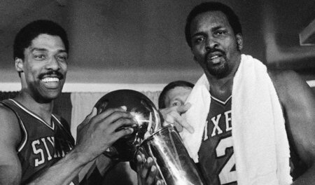 »Magic« Johnson gesweept: Erving (l.) und Malone 1983 mit NBA-Po... »Magic« Johnson gesweept: Erving (l.) und Malone 1983 mit NBA-Po...