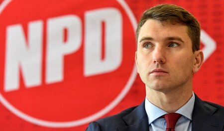 Als wäre er einer Versicherungswerbung entstiegen: NPD-Vorsitzen... Als wäre er einer Versicherungswerbung entstiegen: NPD-Vorsitzen...