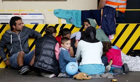 Flüchtlinge am Wiener Hauptbahnhof warten auf einen Zug nach Deu... Flüchtlinge am Wiener Hauptbahnhof warten auf einen Zug nach Deu...