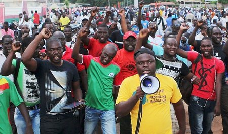 Demonstration gegen den Staatsstreich am Mittwoch abend in Ouaga... Demonstration gegen den Staatsstreich am Mittwoch abend in Ouaga...