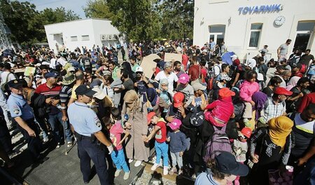 Polizisten und Flüchtlinge am Donnerstag im kroatischen Grenzort... Polizisten und Flüchtlinge am Donnerstag im kroatischen Grenzort...