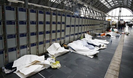 Schlafende Flüchtlinge auf dem Gelände des Frankfurter Hauptbahn... Schlafende Flüchtlinge auf dem Gelände des Frankfurter Hauptbahn...