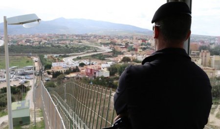 Hier wacht die Guardia Civil: Ein sechs Meter hoher Zaun trennt ...