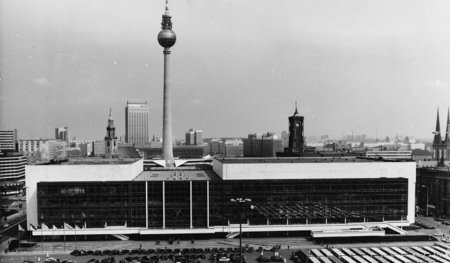 Stein gewordene Idee: Im kleinen Saal des Palasts der Republik t... Stein gewordene Idee: Im kleinen Saal des Palasts der Republik t...