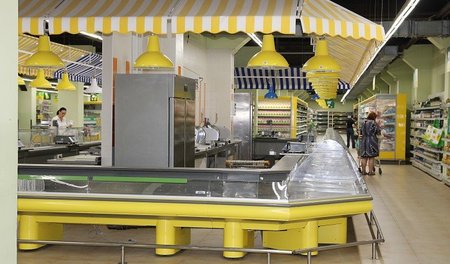 Ein Traum für Vegetarier: Eine leere Fleischtheke in einem Donez... Ein Traum für Vegetarier: Eine leere Fleischtheke in einem Donez...