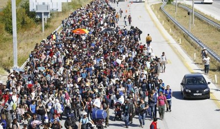 Protest gegen Grenzregime: Syrische Flüchtlinge auf dem Weg nach... Protest gegen Grenzregime: Syrische Flüchtlinge auf dem Weg nach...