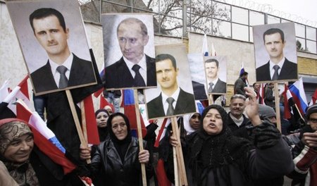 Putin hilf: Schon im März 2012 forderten Syrer vor der russische... Putin hilf: Schon im März 2012 forderten Syrer vor der russische...