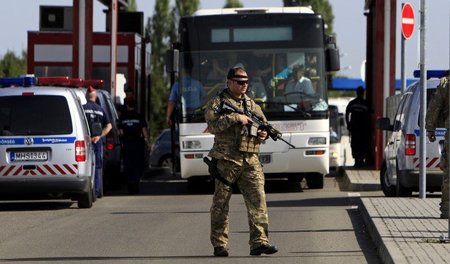 Ungarn macht dicht: Ein Polizist patrouilliert am Übergang zu Kr...