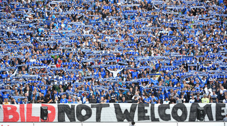 Anhänger des SV Darmstadt 98 zeigen am Samstag beim Spiel gegen ...