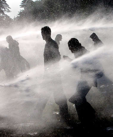Gewalt ohne Debatte: Wasserwerfereinsatz gegen »Block G8« am 7. ...