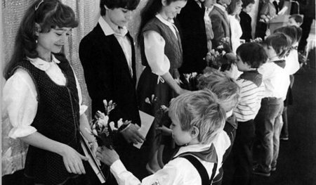 Jugendweihe 1983 im Berliner Filmtheater International: Der älte...