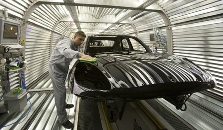 Inspektion des Lacks im neuen Leipziger Porsche-Werk . Neben der...