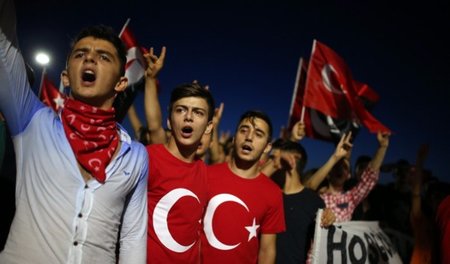 Nationalistischer Aufmarsch: Anhänger der AKP und der Grauen Wöl... Nationalistischer Aufmarsch: Anhänger der AKP und der Grauen Wöl...