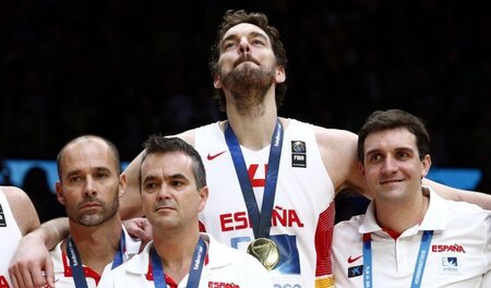 Der Star ist die Mannschaft: Pau Gasol bei der Siegerehrung (Mit... Der Star ist die Mannschaft: Pau Gasol bei der Siegerehrung (Mit...