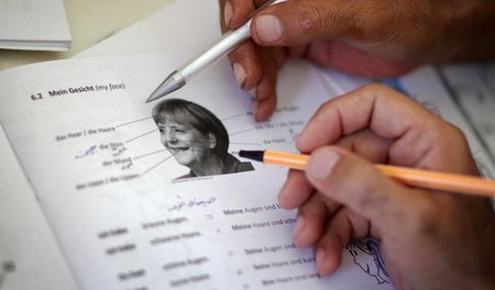 Malen nach Zahlen? Nein, Flüchtlnge lernen bei »Erstaufnahme« in... Malen nach Zahlen? Nein, Flüchtlnge lernen bei »Erstaufnahme« in...