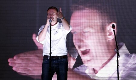 Große Leinwand, kleine Demo: Alexej Nawalny spricht am Sonntag z... Große Leinwand, kleine Demo: Alexej Nawalny spricht am Sonntag z...